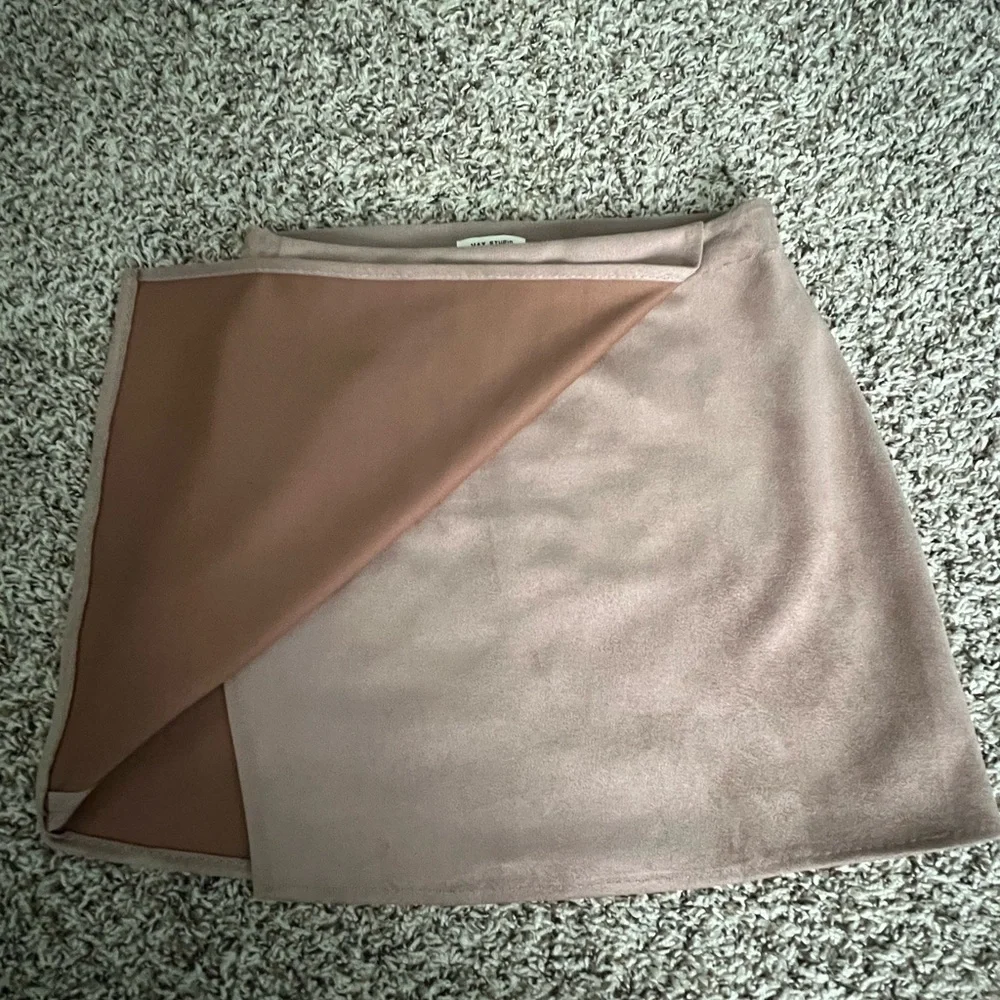 🤍 Woman’s Max Studio Mauve Faux Suede Wrap Miniskirt - Picture 8 of 9